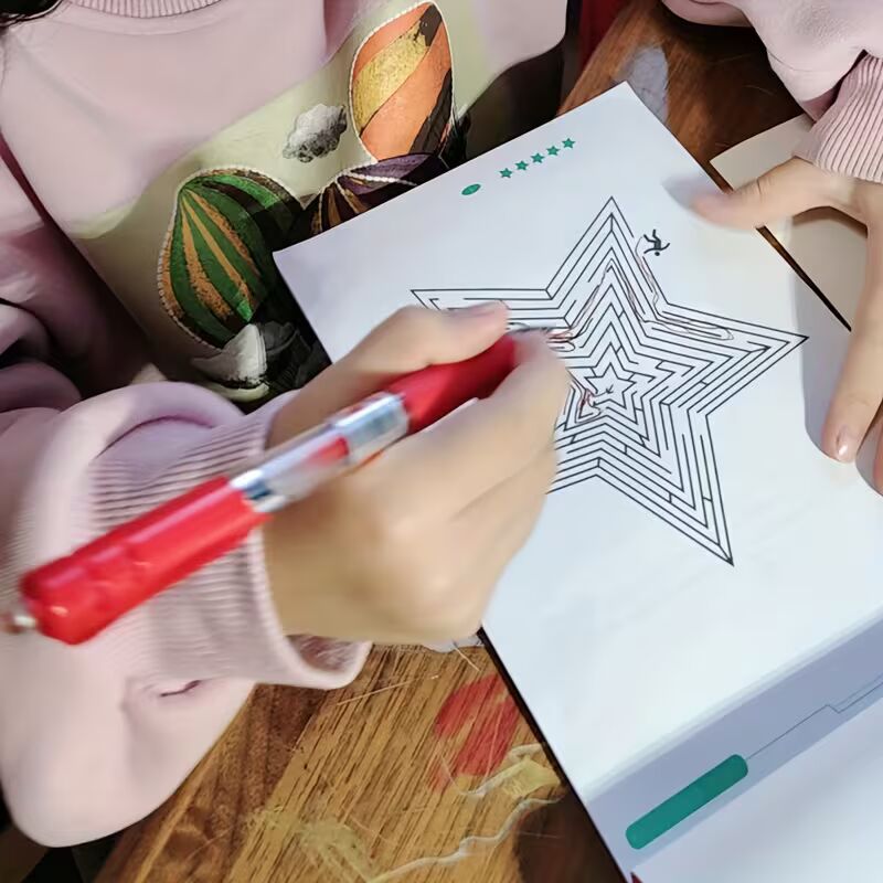 192 labirintu uzdevumu grāmata – attīstoša spēle koncentrēšanās un domāšanas prasmēm