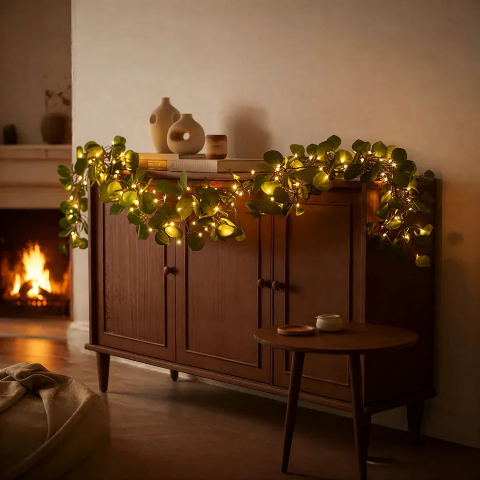 Dekoratīvā gaismas virtene ar zaļuma akcentiem