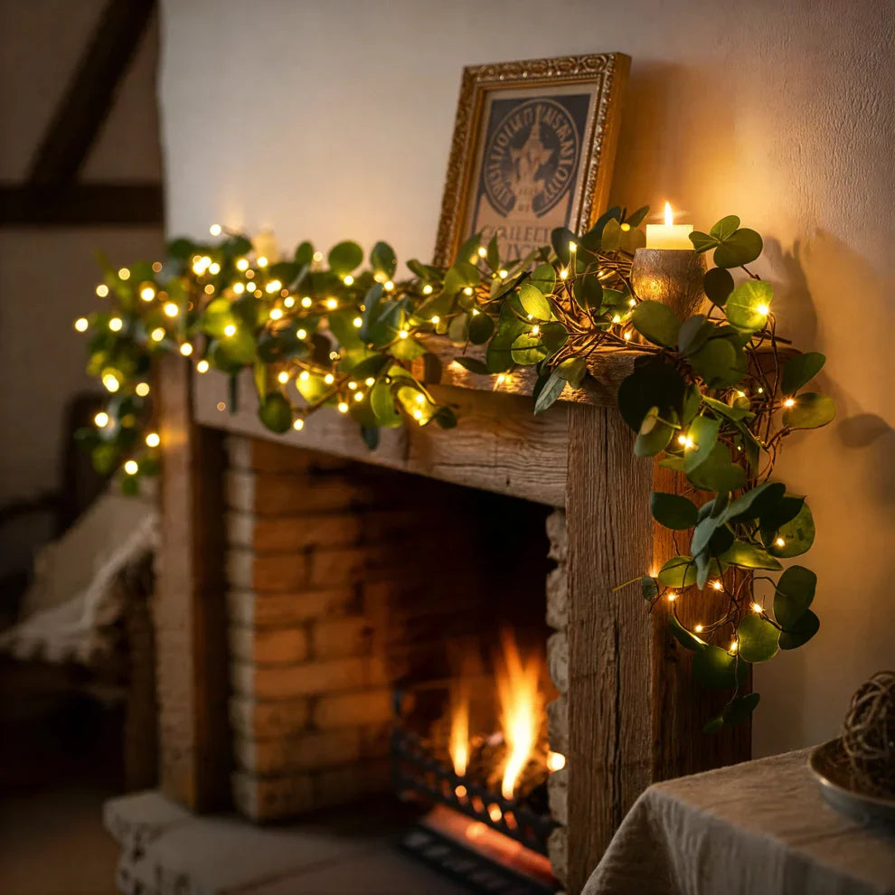 Dekoratīvā gaismas virtene ar zaļuma akcentiem