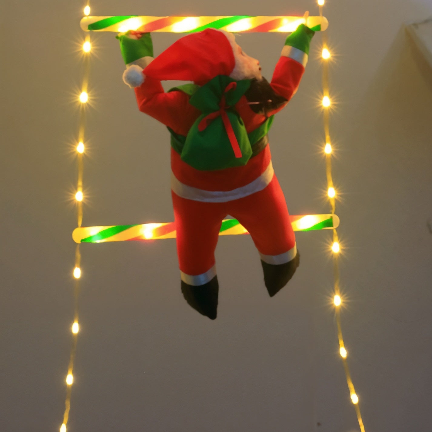 Kāpjošais rūķītis – Rada mājās siltu un svinīgu Ziemassvētku noskaņu